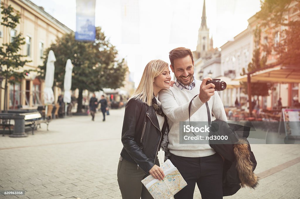 Pareja de turistas disfrutando de hacer turismo - Foto de stock de Ciudad libre de derechos