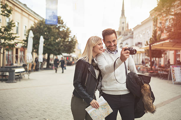 pareja de turistas disfrutando de hacer turismo - town of progress fotografías e imágenes de stock