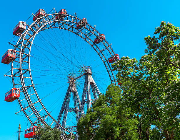 riesenrad in wien - wiener wurstelprater stock-fotos und bilder