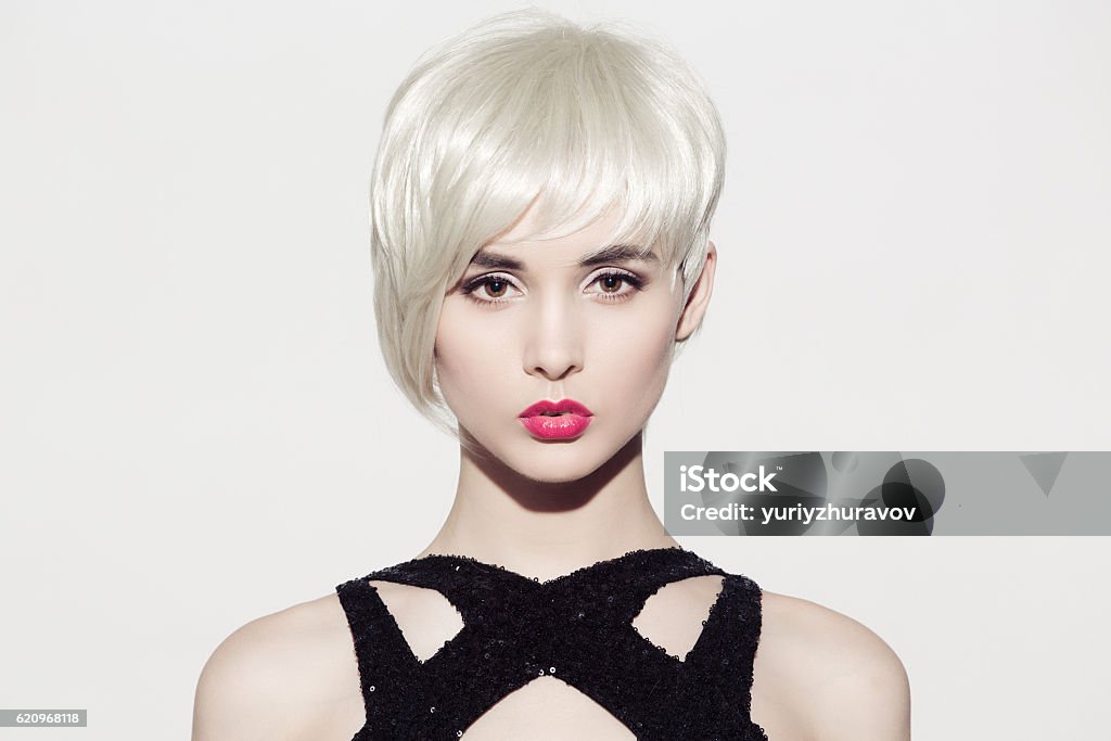 Portrait en gros plan d’un beau modèle aux cheveux blonds brillants - Photo de Cheveux courts libre de droits