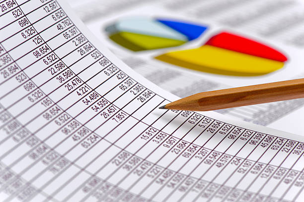 финансовый бизнес-расчеты  - spreadsheet home finances business finance стоковые фото и изображения
