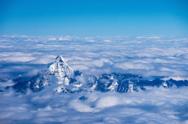 luftaufnahme des himalaya - himalayas mountain aerial view mountain peak stock-fotos und bilder