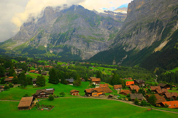 panorama idyllique du village alpin de grindelwald et paysage du wetterhorn, alpes suisses - snow european alps house grindelwald photos et images de collection