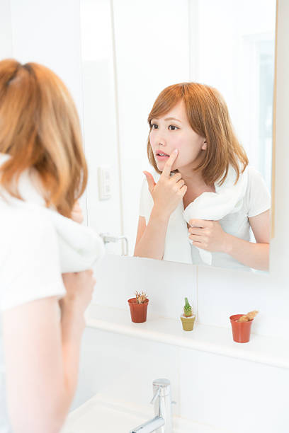 istock Japanese woman in front of a mirror 620977654
