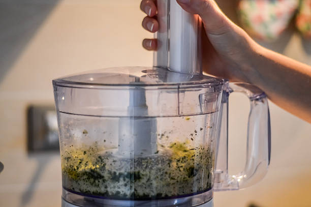 perejil y migas de pan en el tazón de la licuadora eléctrica de cerca - food processor fotografías e imágenes de stock