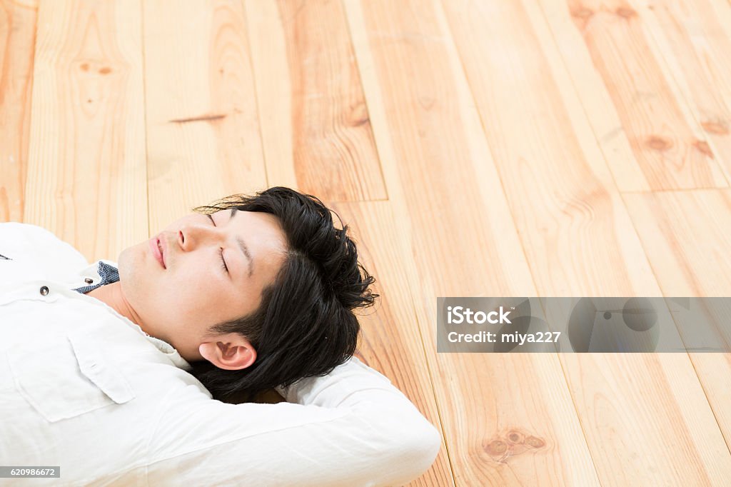 Homem japonês deitado no chão - Foto de stock de Adulto royalty-free