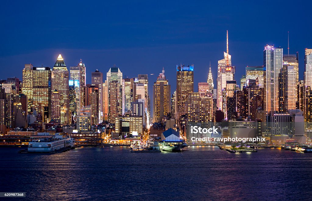 Incrível Midtown NYC Skyline por Twilight - Foto de stock de Arquitetura royalty-free