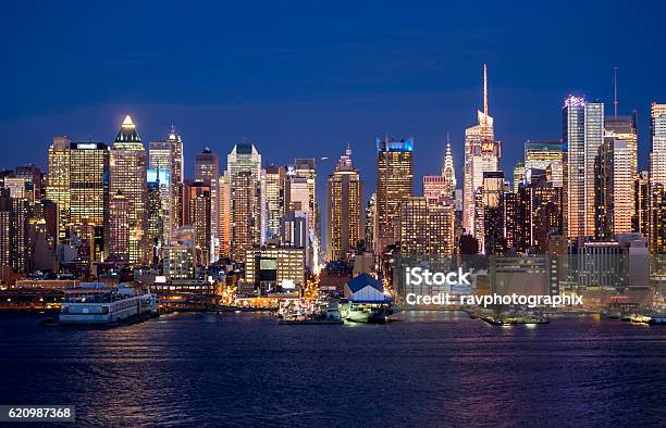 Foto de Incrível Midtown Nyc Skyline Por Twilight e mais fotos de stock de Arquitetura - Arquitetura, Arranha-céu, Centro de Manhattan