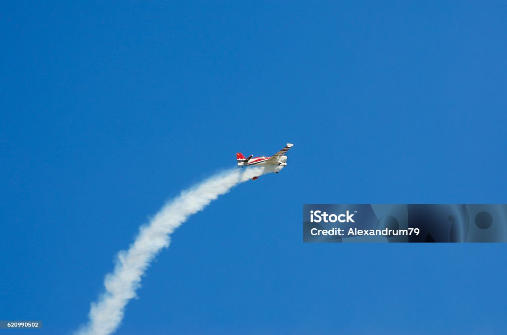 Avião deixado em rastro de fumaça no céu azul. - Foto de stock de Asa de aeronave royalty-free