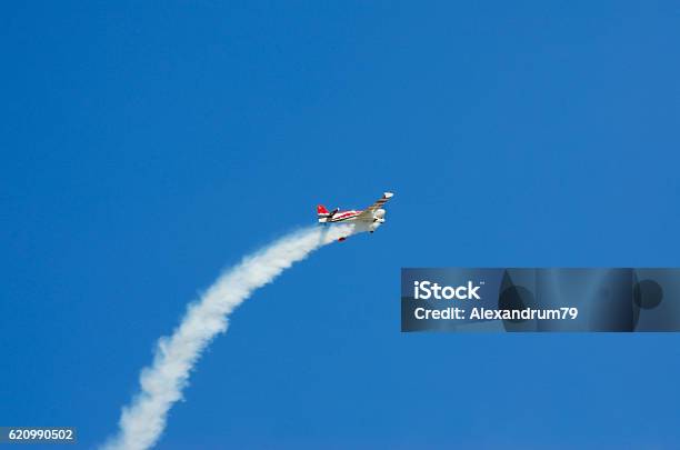 Foto de Avião Deixado Em Rastro De Fumaça No Céu Azul e mais fotos de stock de Asa de aeronave - Asa de aeronave, Avião, Avião Propulsor