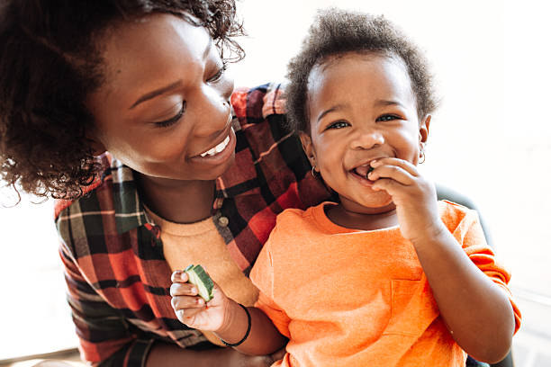 retrato de madre e hija  - baby food fotografías e imágenes de stock