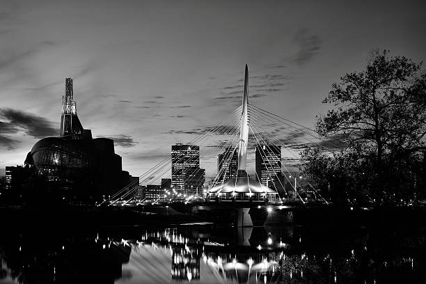 winnipeg horizonte - urban scene canada city winnipeg imagens e fotografias de stock