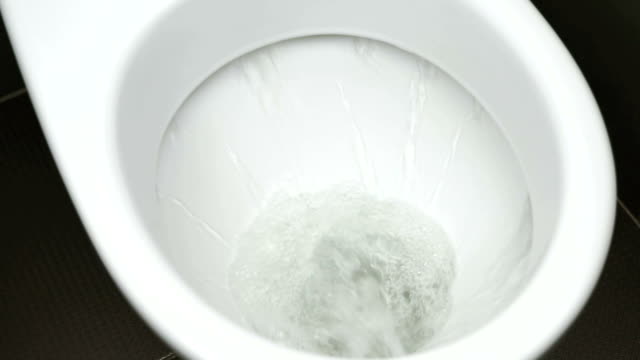 Очиститель для унитаза to White. В воде унитаза белое пятно. Шар туалет. Белые палочки в унитазе. Унитаз от воды желтый