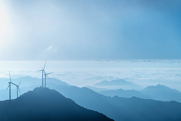 ветропарк на голубой вершине горы - fog wind power energy fuel and power generation стоковые фото и изображения