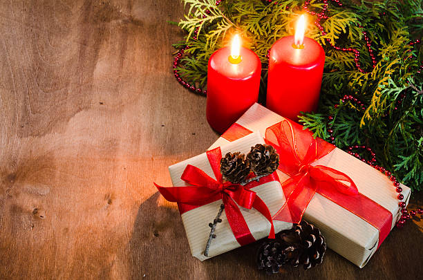 休日の装飾と素朴なスタイルでクリスマスプレゼント。 - wrapped package string box ストックフォトと画像