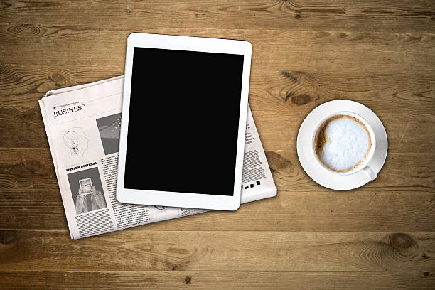 codzienna gazeta, kawa i tablet z pustym ekranem. - newspaper the media digital tablet digitally generated image zdjęcia i obrazy z banku zdjęć