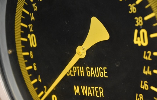 Submarine depth gauge