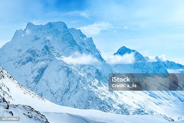 Photo libre de droit de Magnifique Paysage Dhiver Avec La Neige Couvertes De Dombaj Sommets banque d'images et plus d'images libres de droit de Neige éternelle