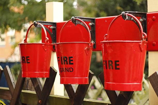 빨간 불 양동이 세 개 - fire bucket 뉴스 사진 이미지