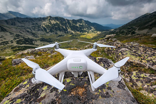 varna, bulgária - 6 de agosto de 2016: drone quadcopter dji phantom - drone subindo - fotografias e filmes do acervo