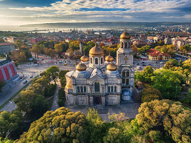 la catedral de la asunción en varna, vista aérea - bulgaria fotografías e imágenes de stock