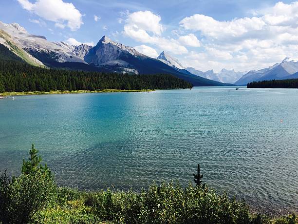 istock Beautiful Lake Maligne 621112480