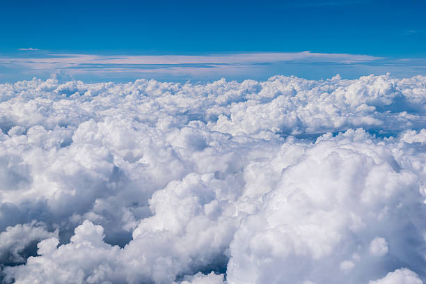 nube encima del cielo azul - cloud cloudscape above pattern fotografías e imágenes de stock