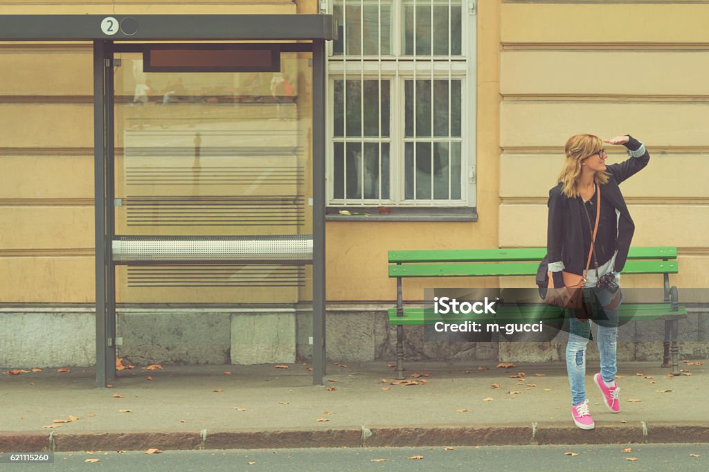 Chica espera un un autobús. - Foto de stock de Esperar libre de derechos