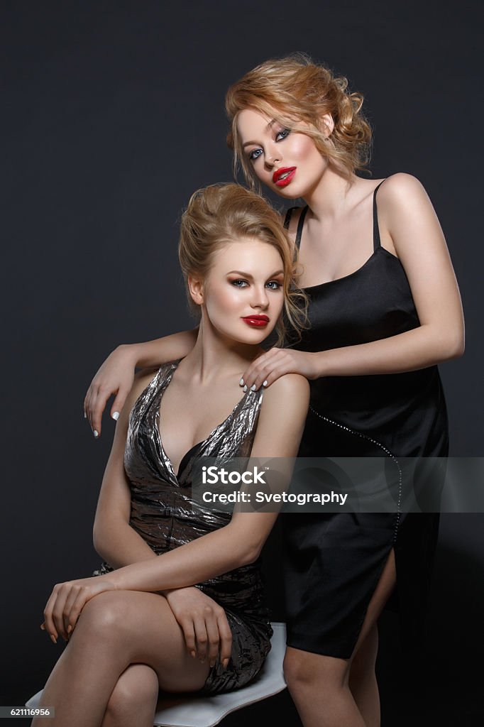 Dos Hermosas Chicas Con Vestidos De Noche Foto de stock y más banco de  imágenes de Adulto - Adulto, Arte cultura y espectáculos, Belleza - iStock