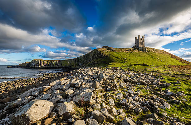 ruiny zamku dunstanburgh - blue past architecture uk zdjęcia i obrazy z banku zdjęć