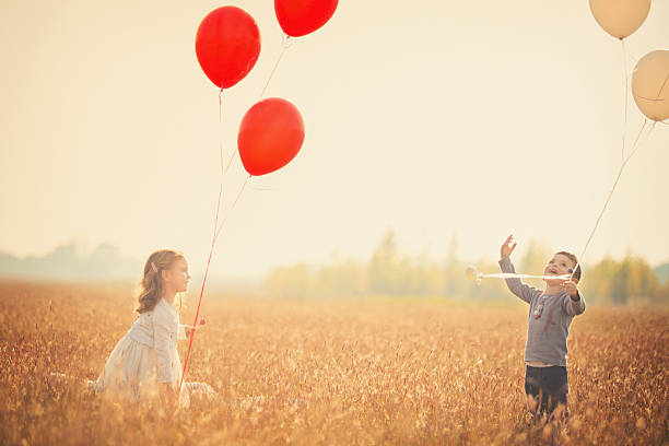 風船でメッキ小さな弟と妹 - child balloon outdoors little boys ストックフォトと画像