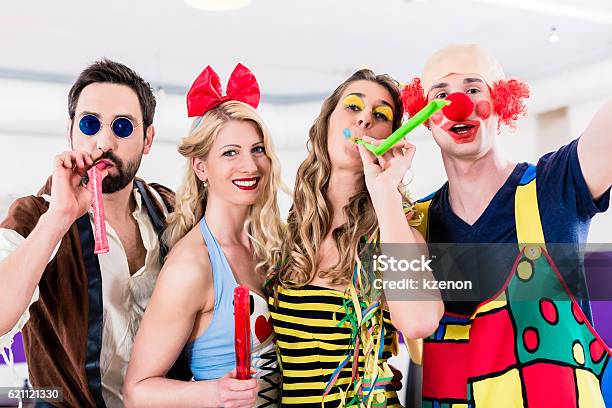 Carnaval Personas En Una Fiesta O Una Celebración Especial Para La Víspera De Año Nuevo Foto de stock y más banco de imágenes de Carnaval - Evento de celebración