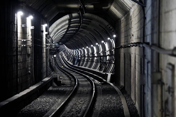 u-bahn tunnel  - train tunnel stock-fotos und bilder