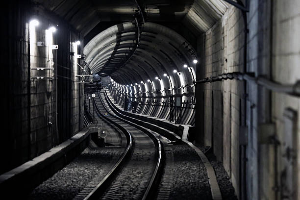 地下鉄のトンネル  - トンネル ストックフォトと画像