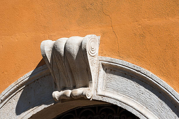 istock Stone Arch with old Keystone - Verona Italy 621125822