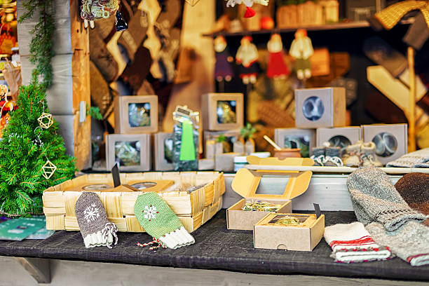 mitaines tricotées et autres souvenirs au marché de noël de riga - art et artisanat photos et images de collection