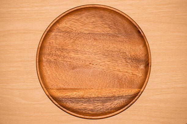 vassoio in legno su sfondo tavolo - trottola foto e immagini stock