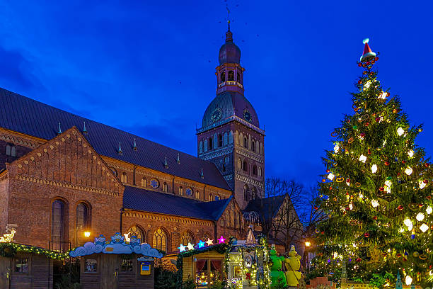 istock Glowing Christmas tree at market near Riga Cathedral 621128670