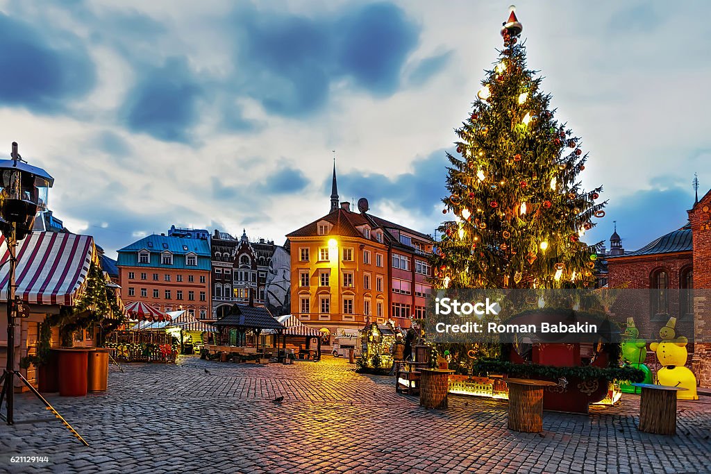 Arbre de Noël et place du Dôme le soir - Photo de Noël libre de droits