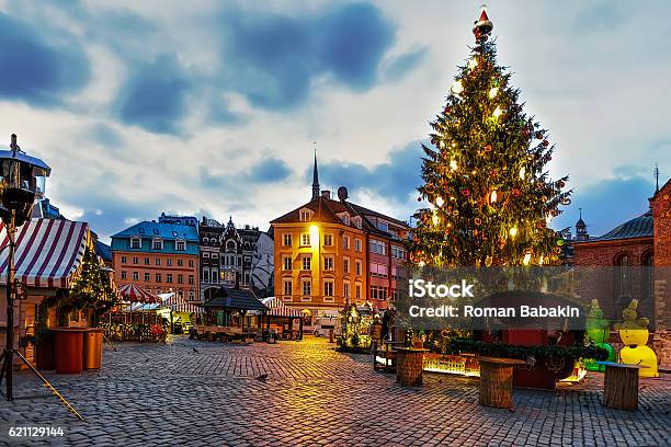 Photo libre de droit de Arbre De Noël Et Place Du Dôme Le Soir banque d'images et plus d'images libres de droit de Noël - Noël, Sapin de Noël, Riga