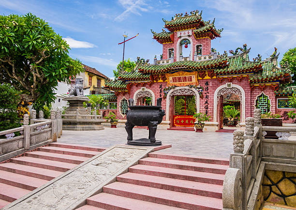 ворота зала ассамблеи фук кин, хой ан, вьетнам - confucian стоковые фото и изображения