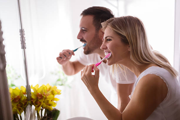 朝のカップル洗い歯 - toothbrush human teeth women healthy lifestyle ストックフォトと画像