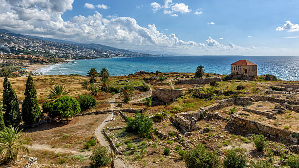 ruinas romanas del templo de baccus en biblos - biblos líbano fotografías e imágenes de stock