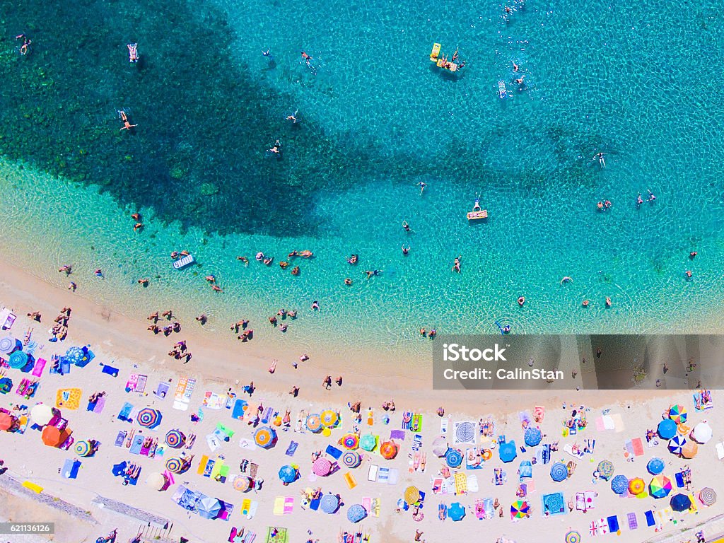 Menschen baden in der Sonne am Strand, Luftblick - Lizenzfrei Griechenland Stock-Foto