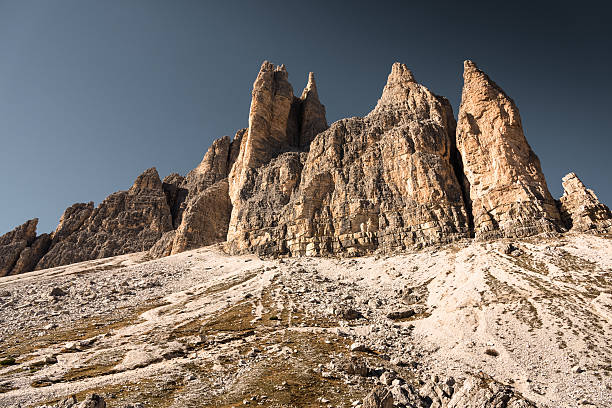 drei lavaredo-gipfel im alpenberg - beauty in nature belluno clear sky color image stock-fotos und bilder