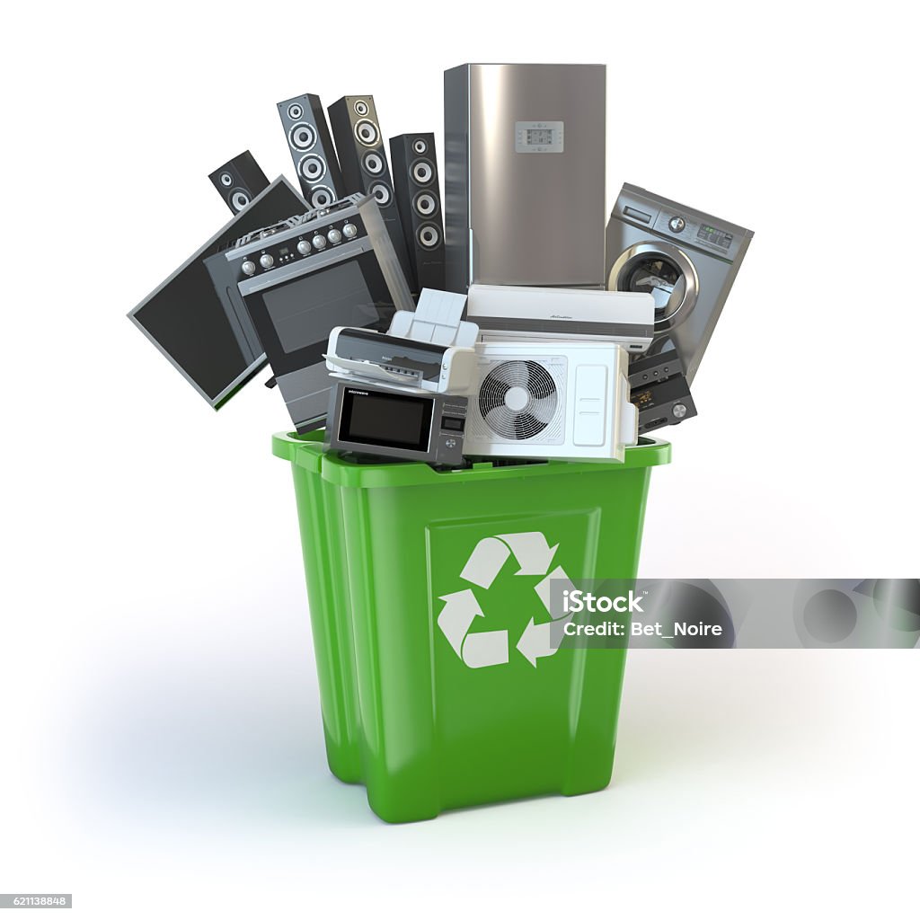 Alte Küchengeräte in der Mülltonne isoliert auf weiß - Lizenzfrei Recycling Stock-Foto