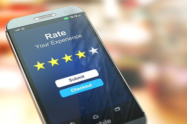 smartphone o teléfono móvil con text rate tu experiencia - restaurant review fotografías e imágenes de stock