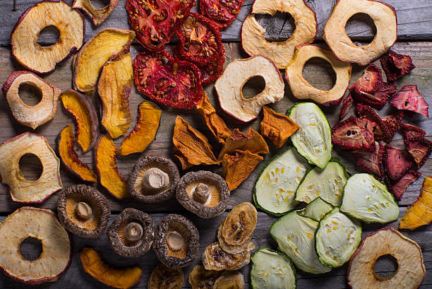 sortimento de frutas e legumes desidratados - dehydrated fruit - fotografias e filmes do acervo