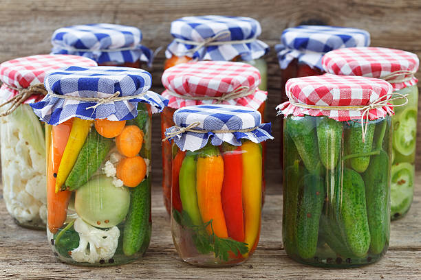 gläser mit eingelegtem gemüse - rustic domestic kitchen canning vegetable stock-fotos und bilder