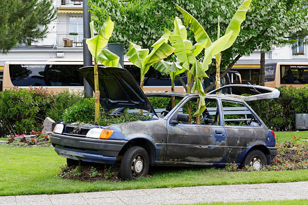 distrutta ford fiesta a montreux - ford fiesta foto e immagini stock